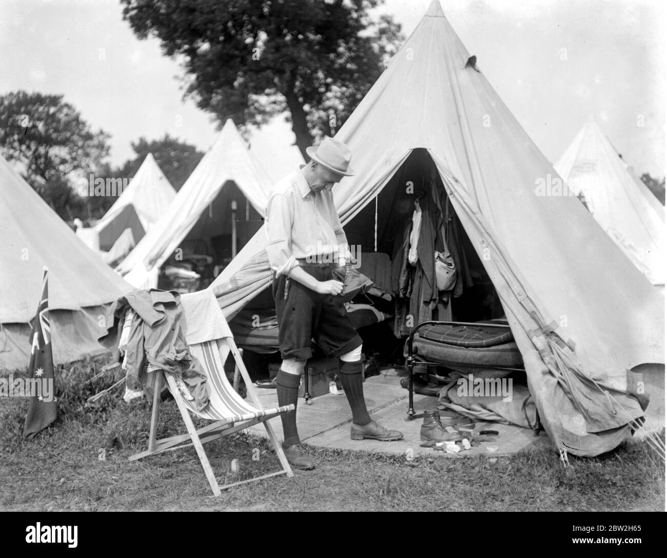 Gouge McCormick, fuori dal campo di mietitura a Weasenham, Norfolk, dove gli allievi e i clergymen stanno aiutando con la vendemmia. Foto Stock