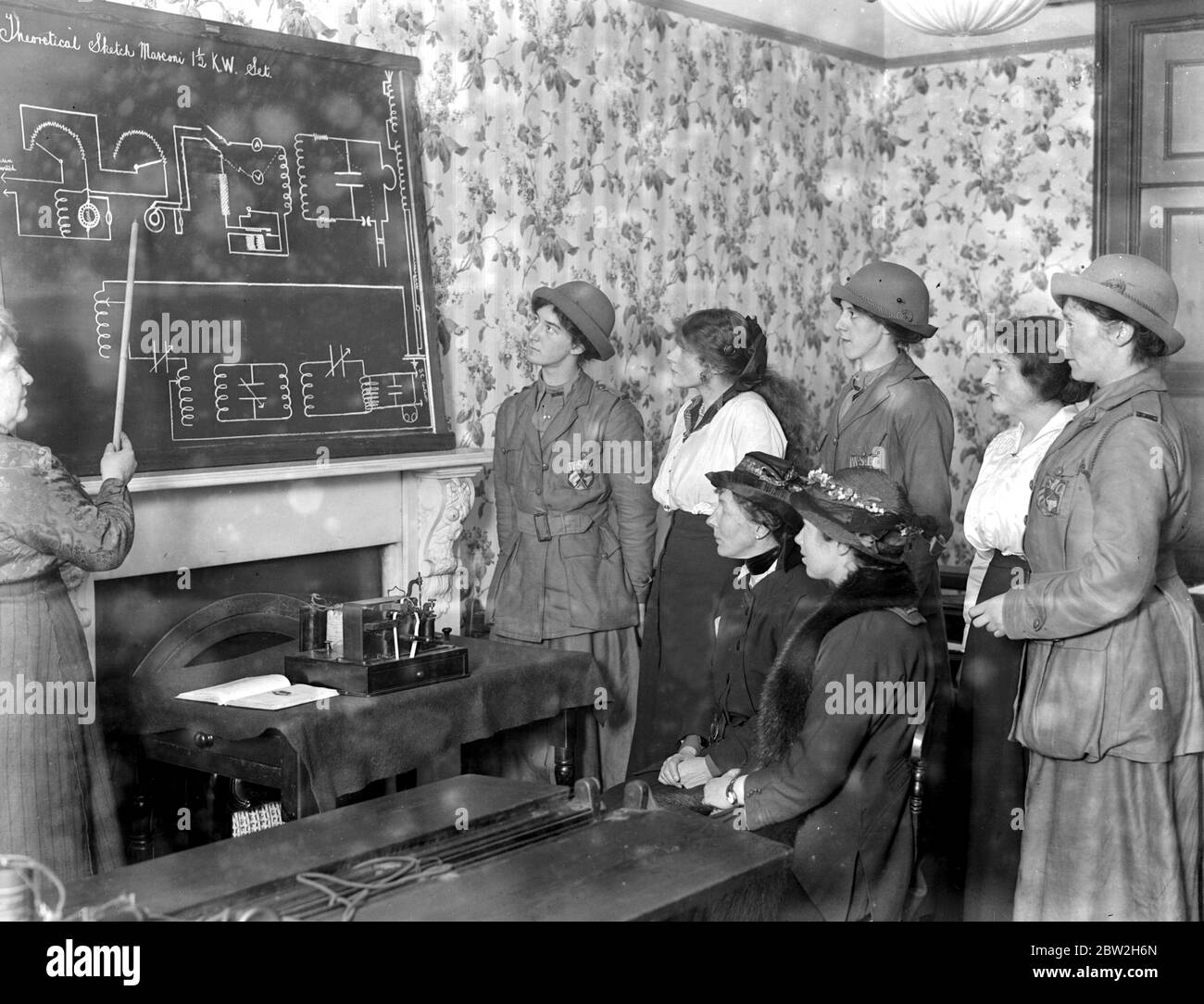 Il corpo territoriale di segnalazione delle donne che impara senza fili all'università senza fili di Londra orientale. Foto mostra: Imparare la teoria dalla lavagna. 1914-1918 Foto Stock