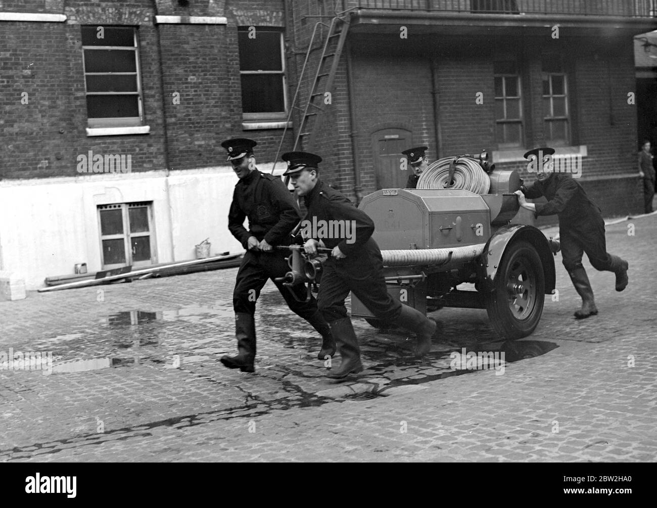 Dimostrazione dei servizi antincendio ausiliari. Sede centrale di Southwark. 1938 Foto Stock