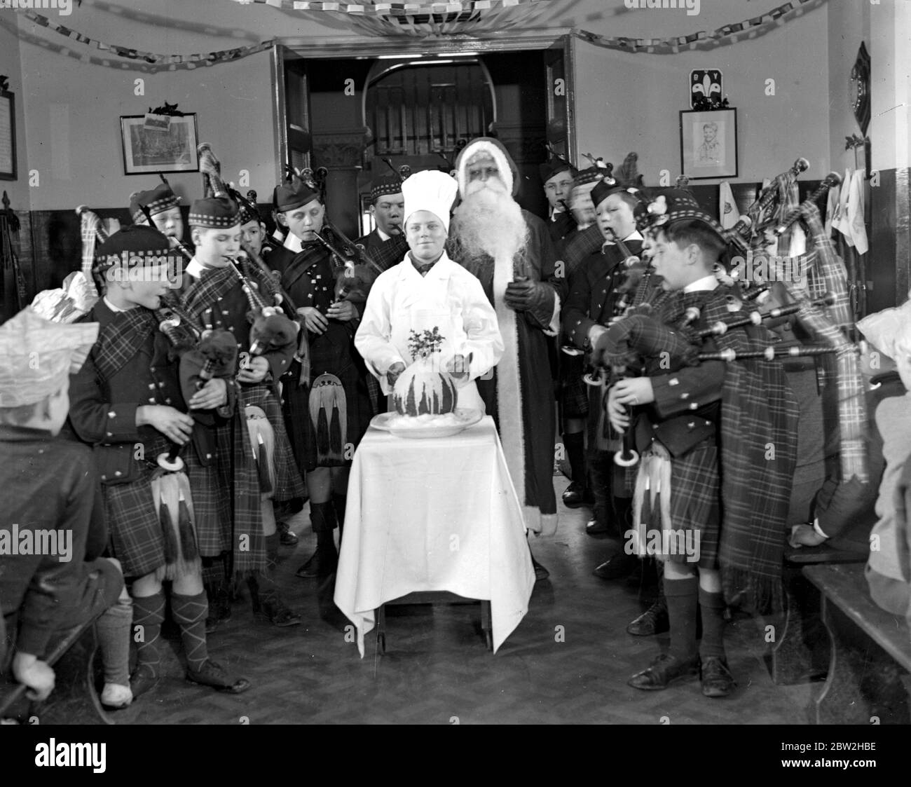 Preparazione natalizia alle case di Barnardo a Kingston-on-Thames. 8 dicembre 1934 Foto Stock