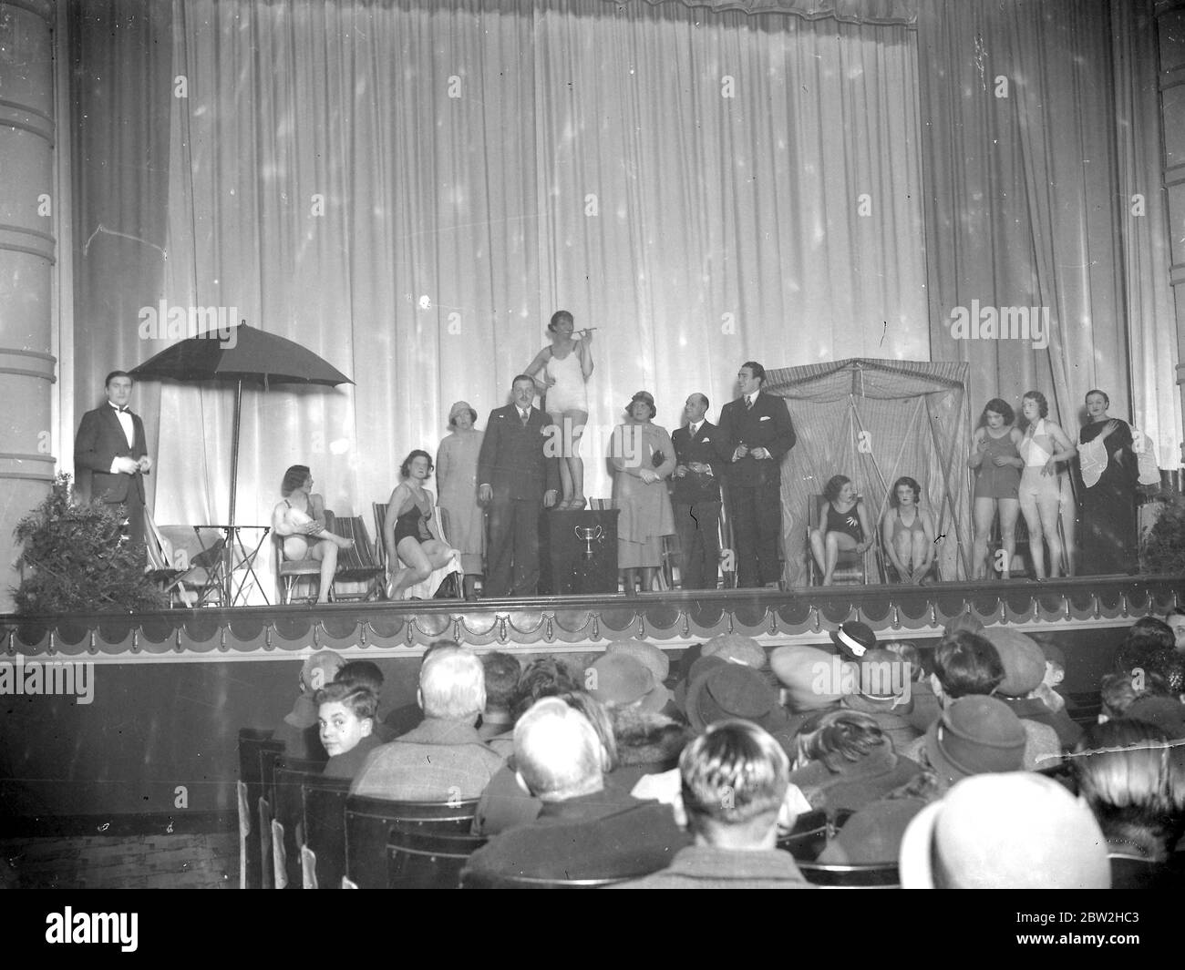 Jack Doyle [ in una cerimonia di premiazione del concorso di bellezza ?] Commodore Cinema Orpington Kent 1934 Foto Stock