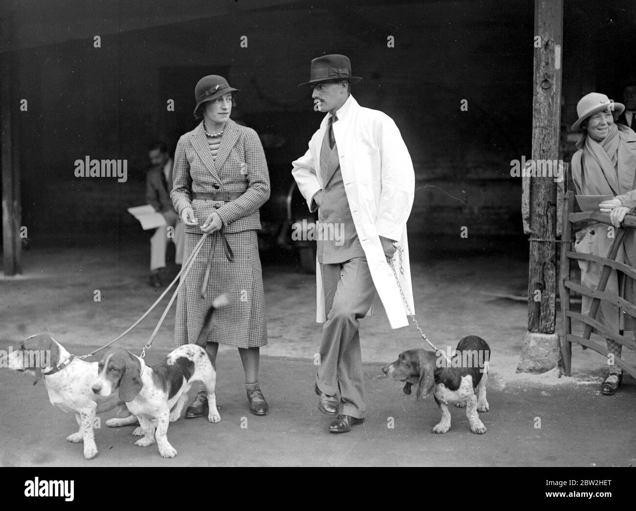 Spettacolo Basset Hound al White Lion Hotel, Banbury. La signora De Lisle Bush e due suoi abbuoni e il signor H.A. Frost. 24 ottobre 1934 Foto Stock