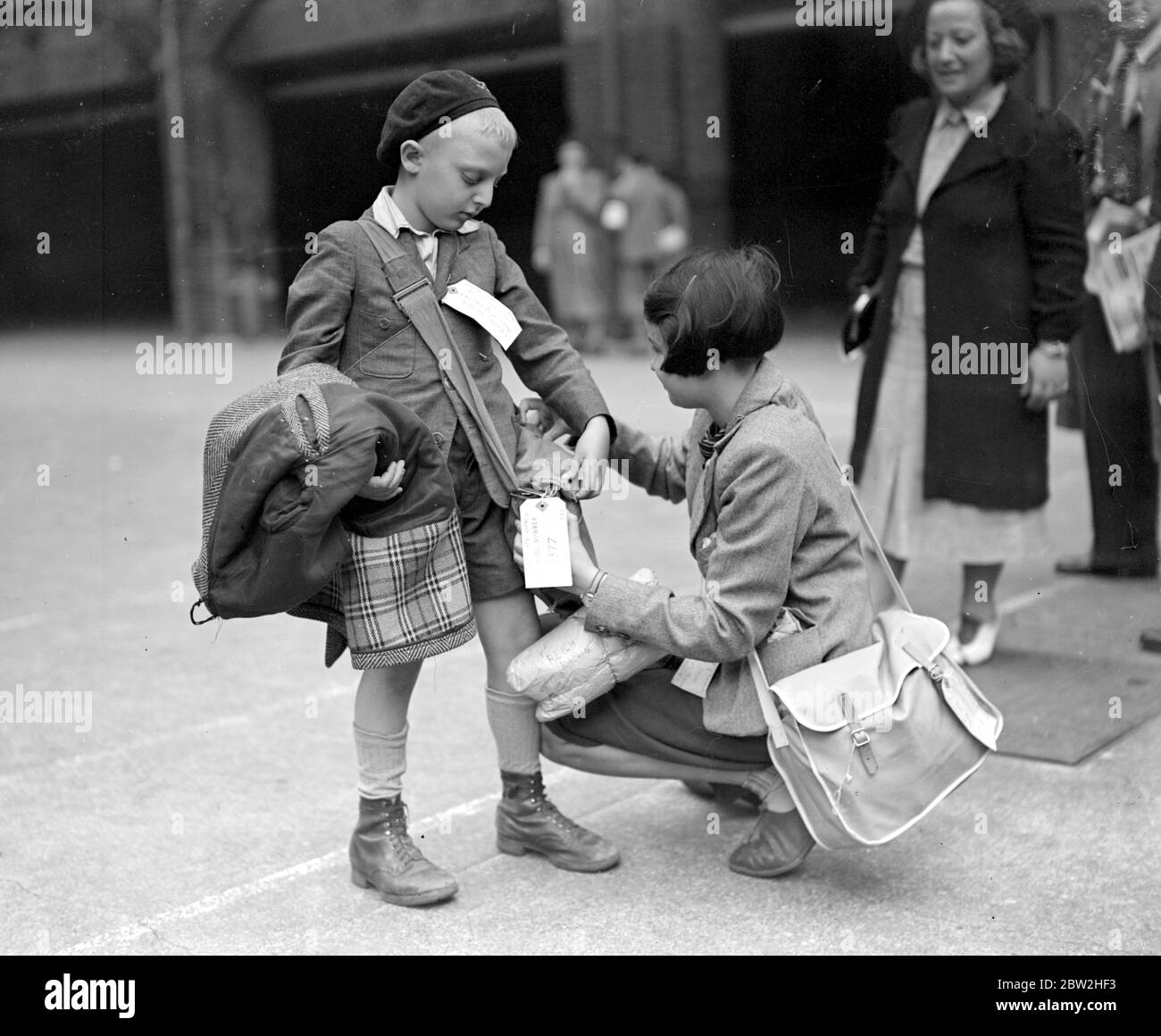 War Crisis, 1939 - Air RAID Precauzioni questo piccolo rifugiato polacco era tra i bambini Soho evacuati da Middlesex Street , Londra . 1939 Foto Stock