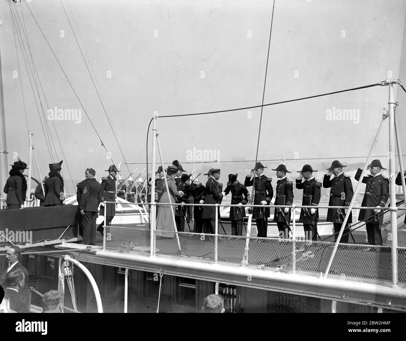 Il re George e la regina Maria lasciano dover per Parigi. Le loro maestà scuotono le mani con gli ufficiali del Royal Yacht Alexandra . 1914 - 1918 Foto Stock