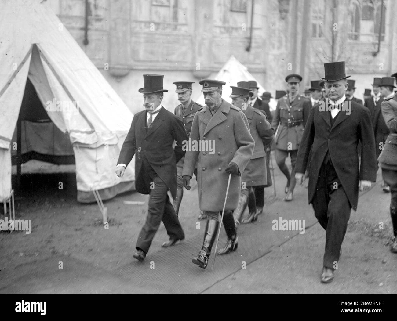 King visita una fabbrica di attrezzature a Watergate City. Sua Maestà di partenza. 8 dicembre 1917 Foto Stock