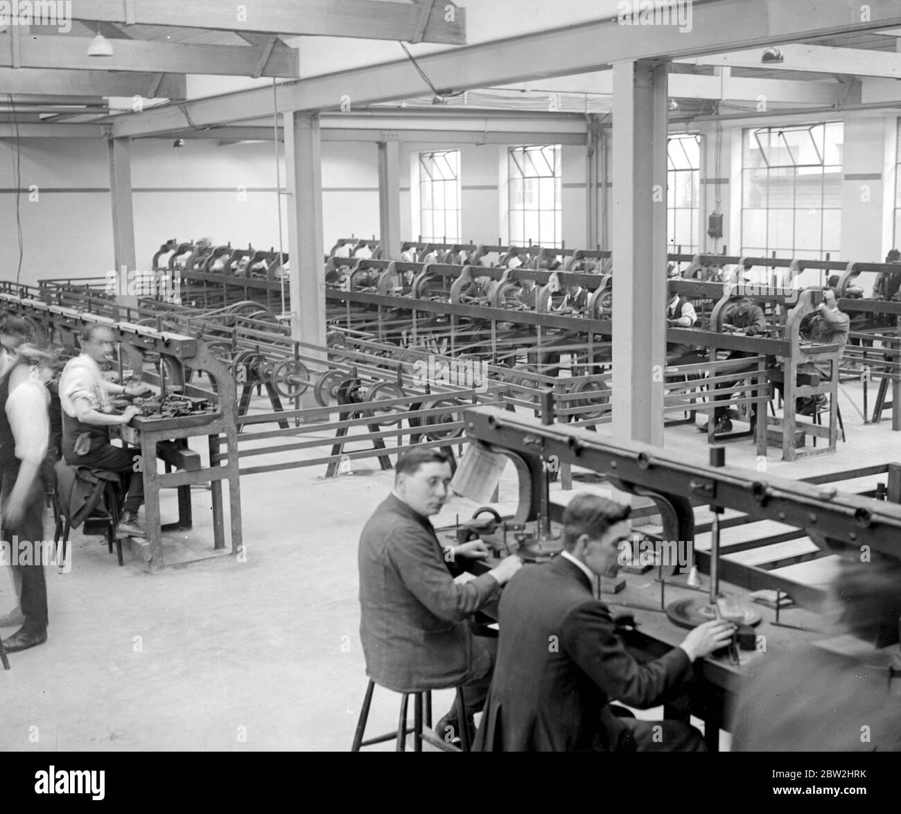 Soldati dimessi che imparano il taglio del diamante presso le opere del signor Bernard Oppenheimer a Brighton . Una visione generale in uno dei workshop . 5 giugno 1918 Foto Stock