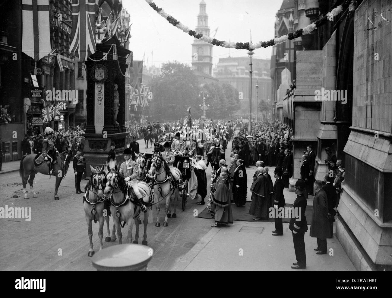 Il giro reale del Canada e degli Stati Uniti da re George VI e dalla regina Elisabetta, 1939 il re e la regina celebrarono il primo giorno del loro ritorno partecipando ad un pranzo ufficiale alla Guildhall , Londra , Gran Bretagna . La foto mostra la Spada della cerimonia di Stato della Città quando il Re e la Regina entrarono nella Città al Temple Bar e il Sindaco di Londra eseguiva la cerimonia onorata del tempo . Foto Stock