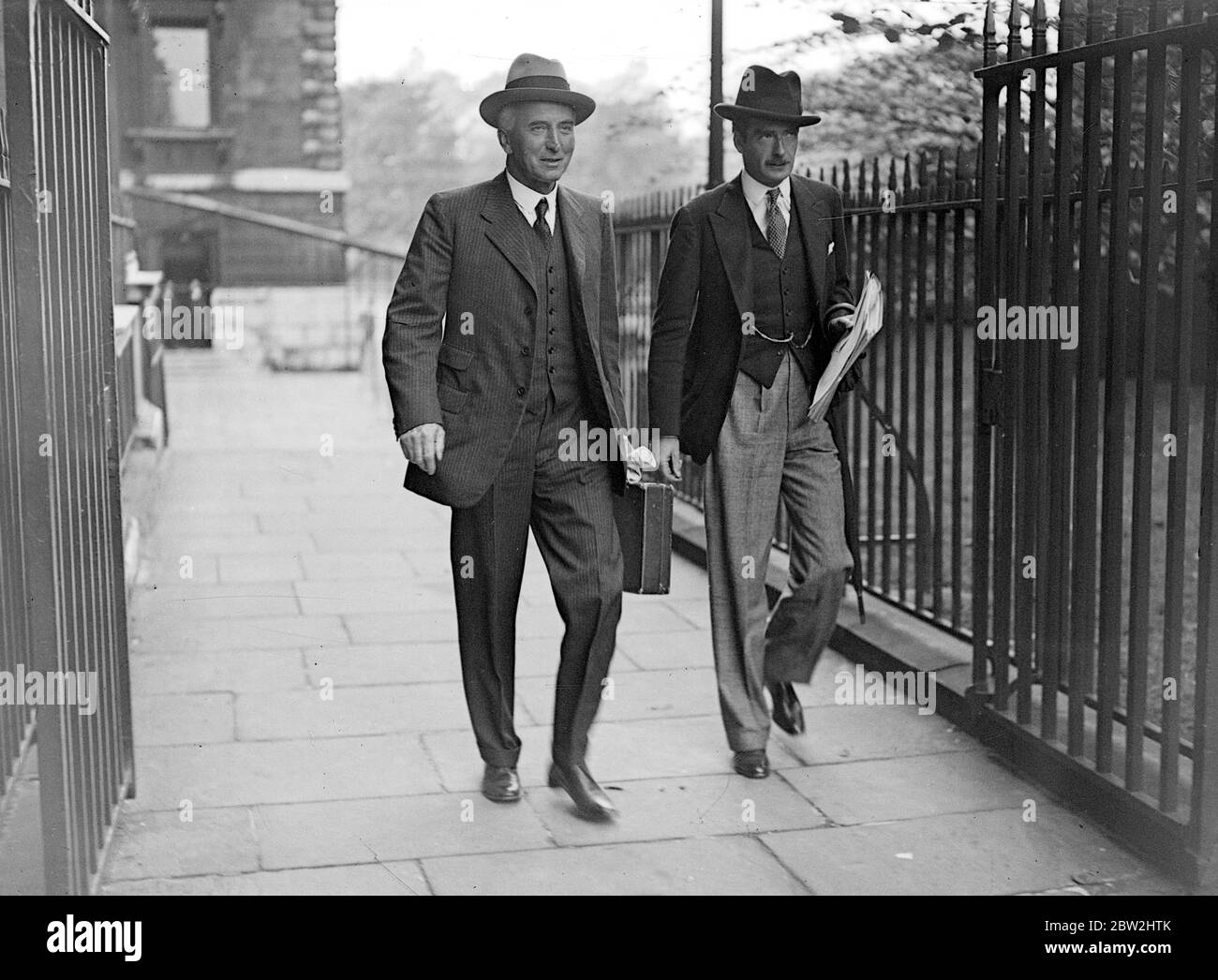 Riunione del Gabinetto del disarmo. Sir John Simon e Anthony Eden. 20 settembre 1933 Eden, [Robert] Anthony politico britannico; segretario degli esteri britannico 1935-1938, 1940-1945, 1951-1955; primo ministro britannico 1955-1957; rassegnato alla crisi di Suez  1897-1977 Simon, John Allsebrook, amministratore e politico britannico visconte; segretario degli esteri britannico 1931-1935; pubblicato Simon Report  1873-1951 Foto Stock