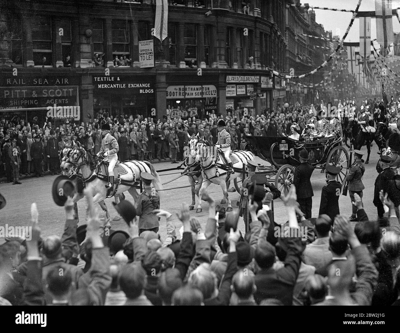 Il giro reale del Canada e degli Stati Uniti da re George VI e dalla regina Elisabetta, 1939 re e regina hanno celebrato il primo giorno del loro ritorno partecipando ad un pranzo ufficiale alla Guildhall , Londra , Gran Bretagna . Foto mostra la processione reale che si avvicina alla Cattedrale di San Paolo sulla strada per la Guildhall . Foto Stock