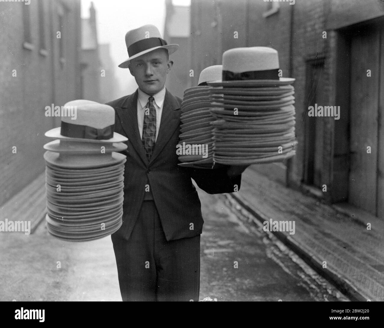 La fabbricazione del cappello di feltro e di paglia ad A.E Olney & Co. Ltd. (Ora Olney Headwear Ltd.) , 43 York Street , Luton . 24 aprile 1934 Foto Stock