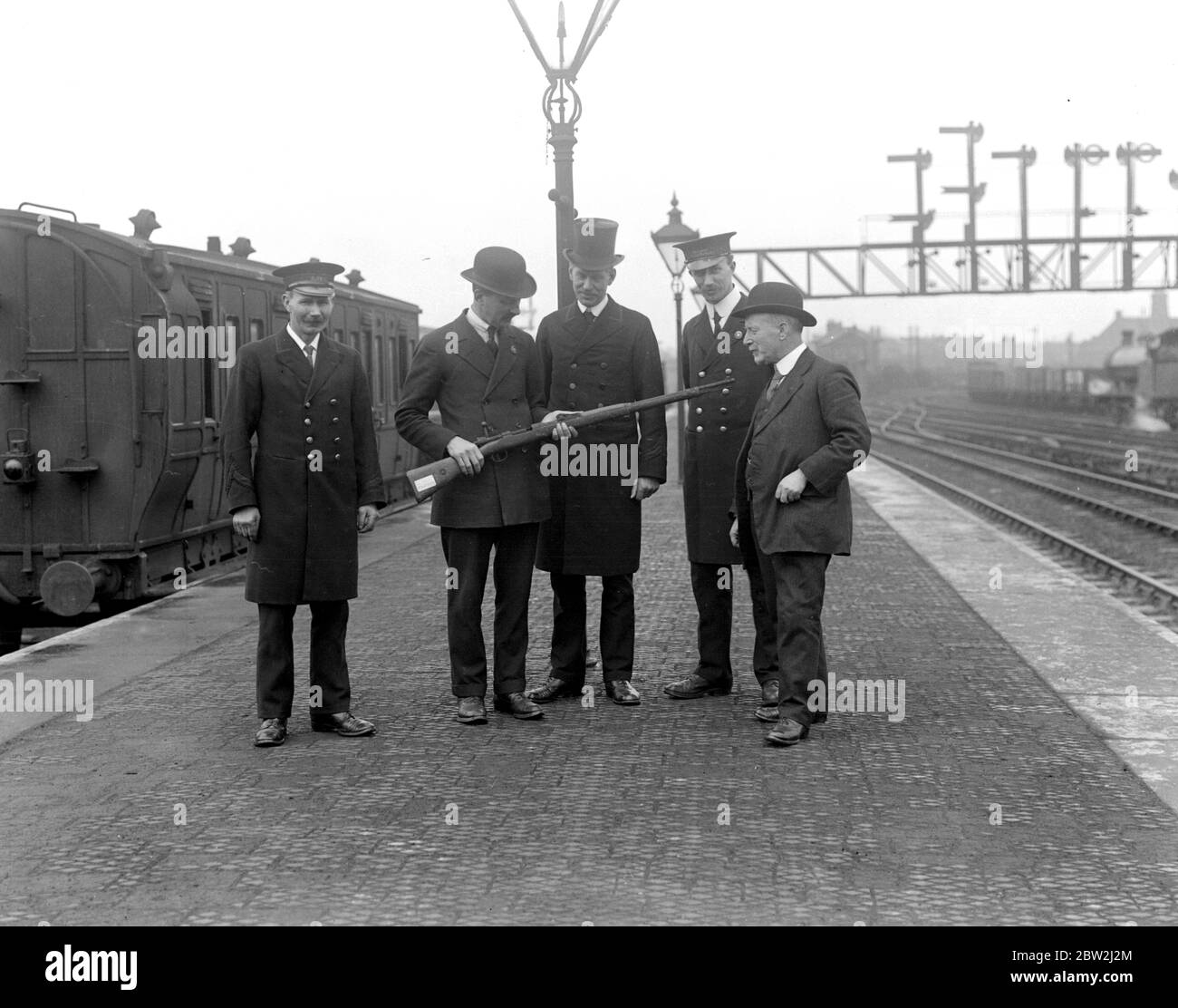 Il personale della Willesden Junction Station ha presentato un Rifle tedesco in relazione al War Savings Scheme. Foto Stock