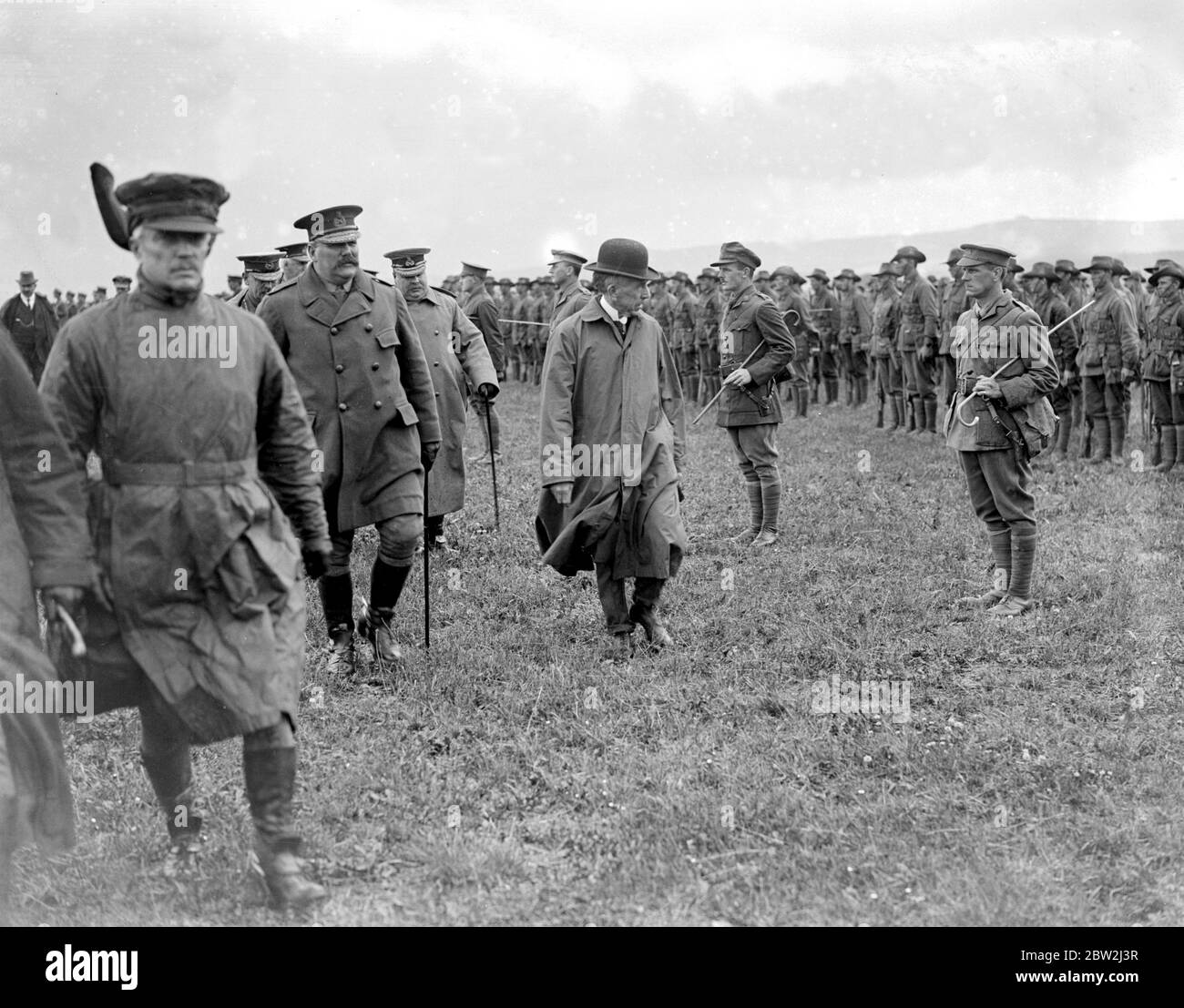 Onorevole W.M. Hughs, il Premier australiano ispeziona le truppe australiane sulle pianure di Salisbury. 1914-1918 Foto Stock