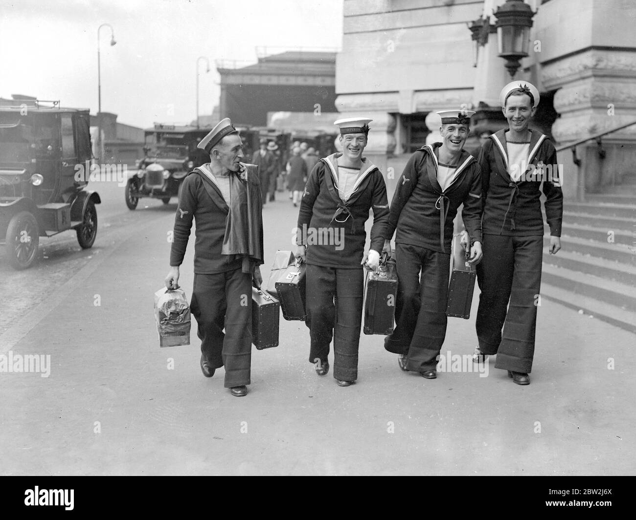 I marinai che arrivano a Waterloo alla partenza, completi di valigie per gli allegati. 2 agosto 1929 Foto Stock