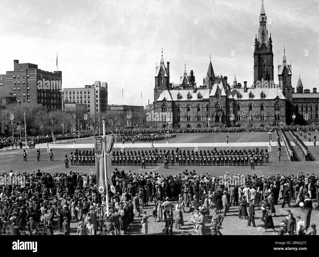 Il giro reale del Canada e degli Stati Uniti da re George VI e dalla regina Elizabeth , 1939 il sabato , 20 maggio , il compleanno ufficiale del re è stato celebrato dal Trooping del colore dalla brigata delle guardie canadesi . Non ci sarebbe stato un ambiente migliore per la cerimonia di quella fornita da Piazza del Parlamento, Ottawa, con gli edifici del Parlamento sullo sfondo. Foto Stock
