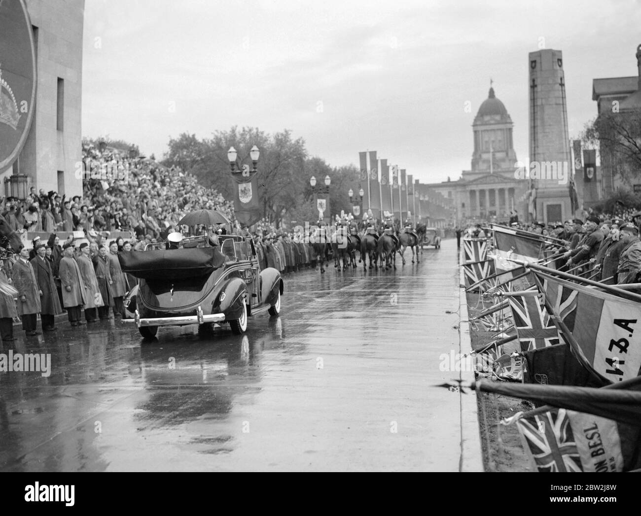 Il giro reale del Canada e degli Stati Uniti da re George VI e dalla regina Elisabetta, 1939 il re e la regina guidando attraverso la pioggia in Winnipeg la capitale di Manitoba. Il Re e la Regina ordinarono che il cofano della Royal car fosse abbassato . Foto Stock