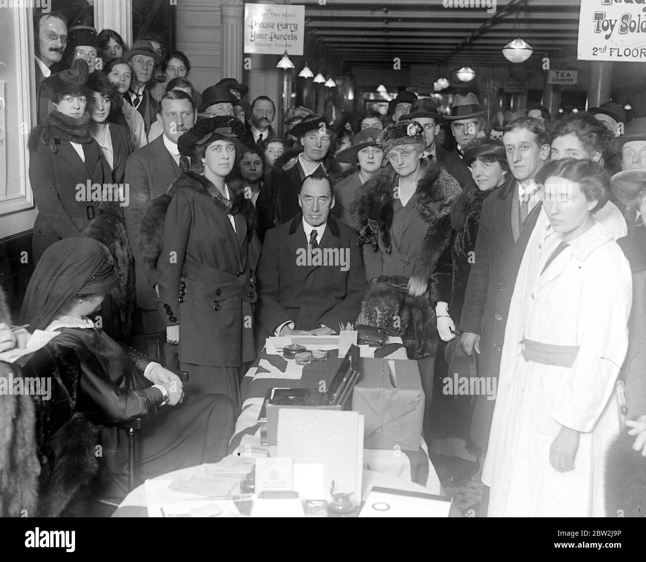 Sir Edward Carson vende certificati di risparmio di guerra presso i negozi della Civil Service. Lady Carson, Sir Edward Carson e Lady Moir. 8 dicembre 1917 Foto Stock