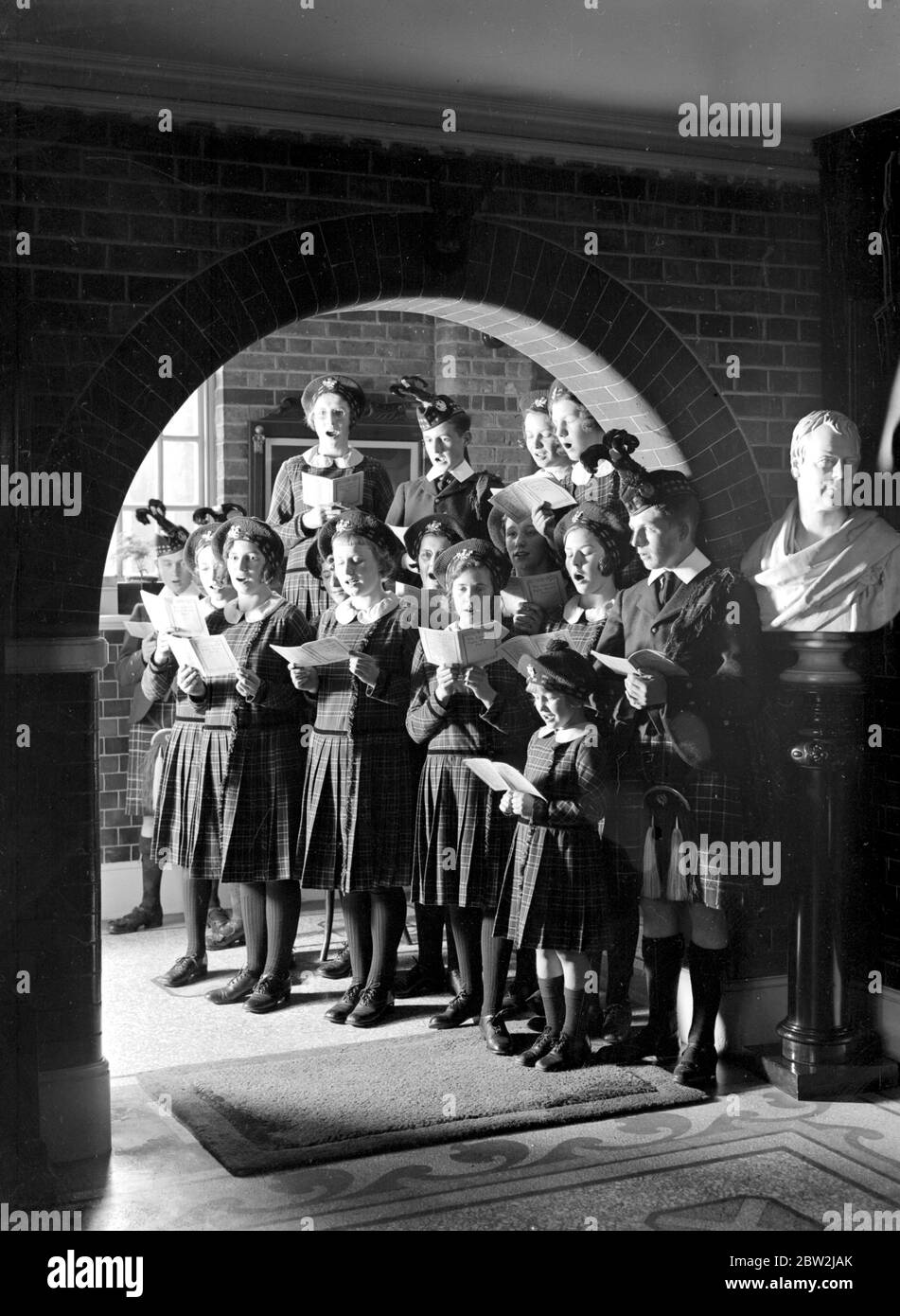 Prepartazioni di Natale alle Scuole reali Caledoniane, Bushey. Caroli. 15 novembre 1933 Foto Stock