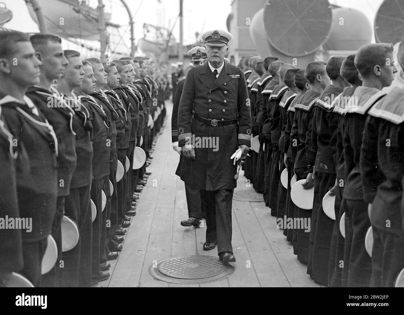 Commodore Sir Richard Williams Bulkeley, 12° baronetta, R.N. all'ispezione annuale a bordo della nave da addestramento Warnonostante a Grays, Essex. 27 luglio 1931 Foto Stock