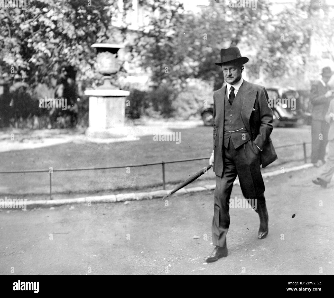 Riunione del gabinetto di emergenza ai Giardini Whitehall. Signor Alfred Duff Cooper. 8 settembre 1937 Foto Stock