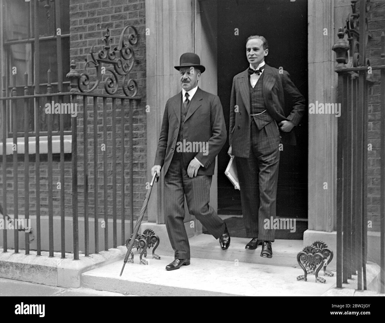 Riunione del gabinetto a Downing Street. Sir Herbert Samuel e Sir Archibald Sinclair. 28 settembre 1932 Foto Stock