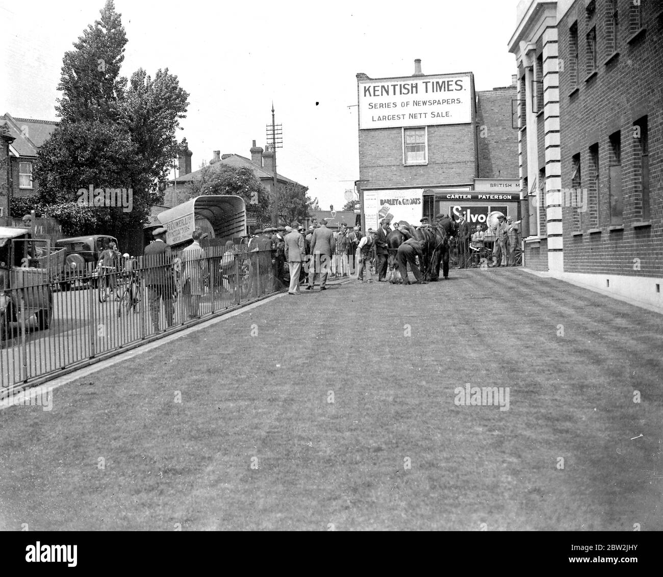 Un incidente al di fuori dell'ufficio del Kentish Times. 1934 Foto Stock