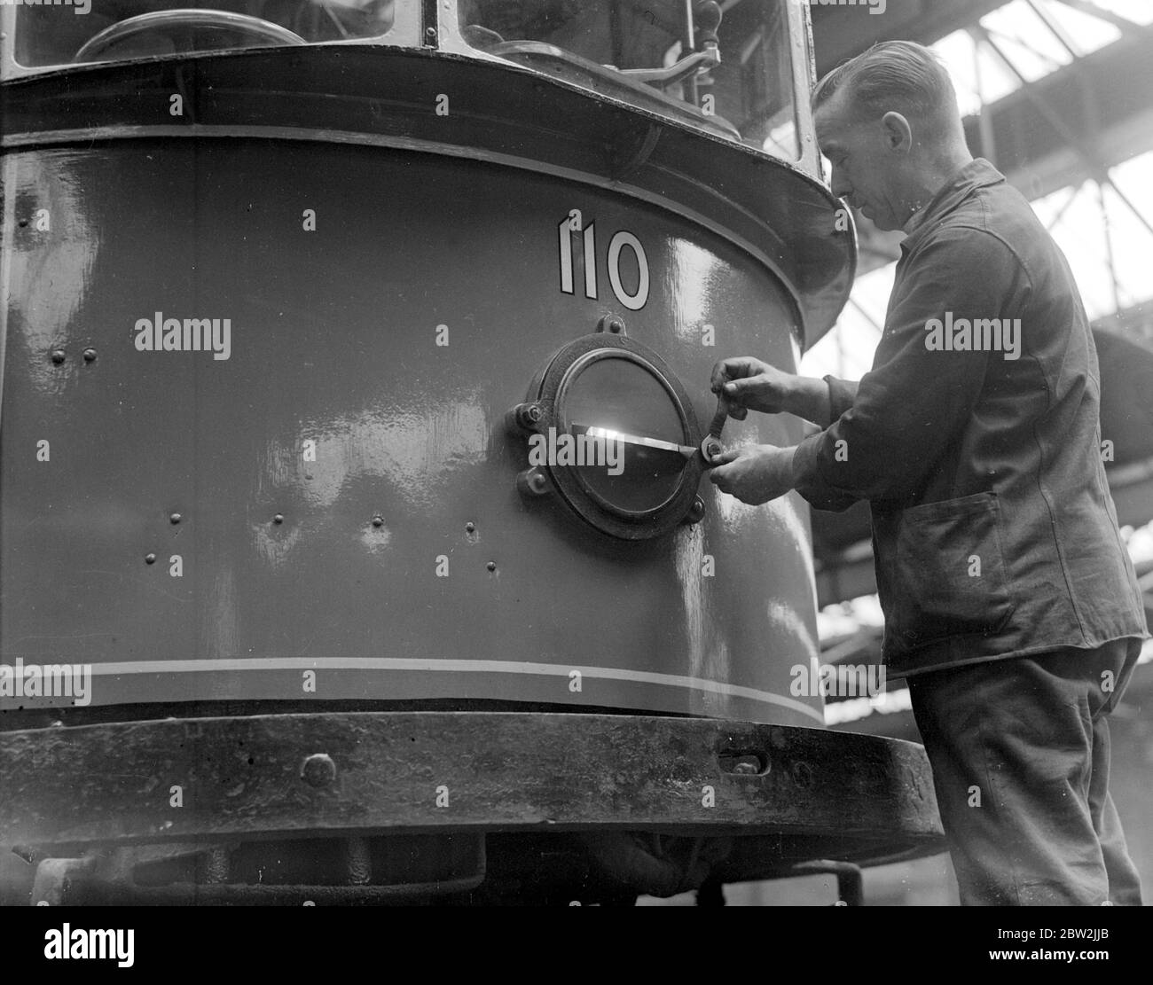 Precauzioni Air RAID preparazione per la oscuramento. I dischi metallici montati sui fari dei tram, viene visualizzata solo una fessura di luce. 29 luglio 1939 Foto Stock