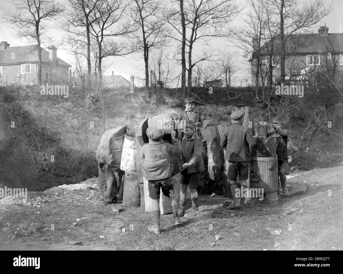 Bambini, ragazzi che raccolgono rottami di metallo, barattoli, bidoni 1934 Foto Stock