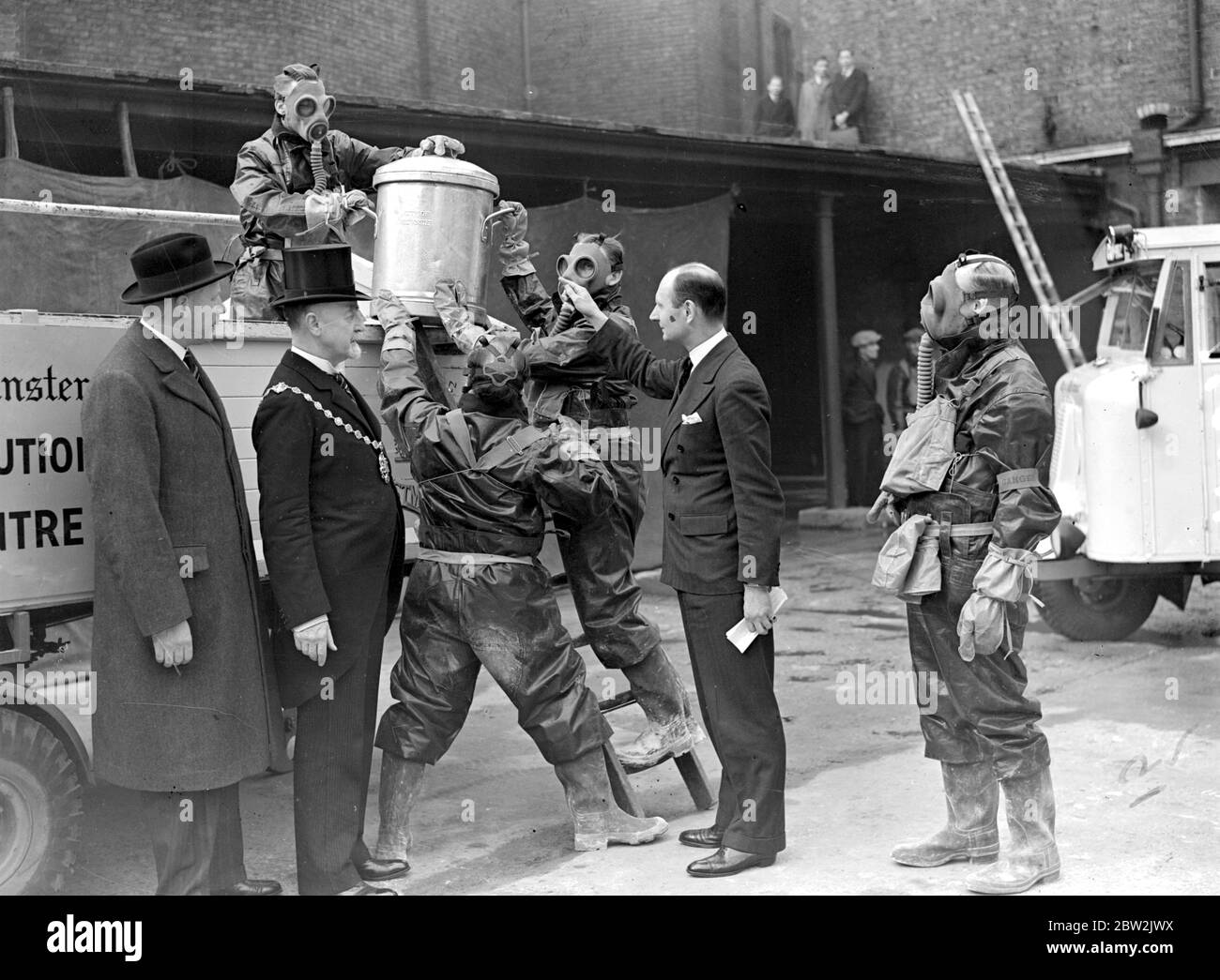 Una dimostrazione presso il centro di addestramento Air RAID Precauzioni, Monck Street, SW, aperto da Wing Commande E.J. Hodsoll. 10 marzo 1938 Foto Stock