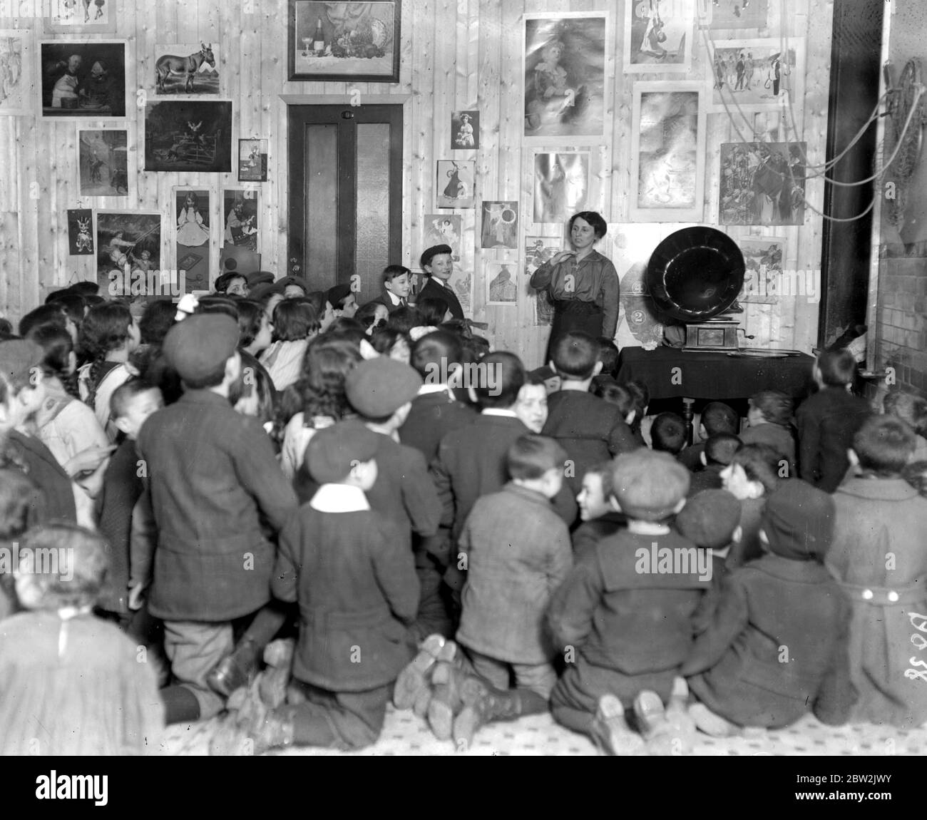 I belgi insegnarono inglese al rifugio Poland Street per mezzo di un grammatofono. 1914 - 1918 Foto Stock
