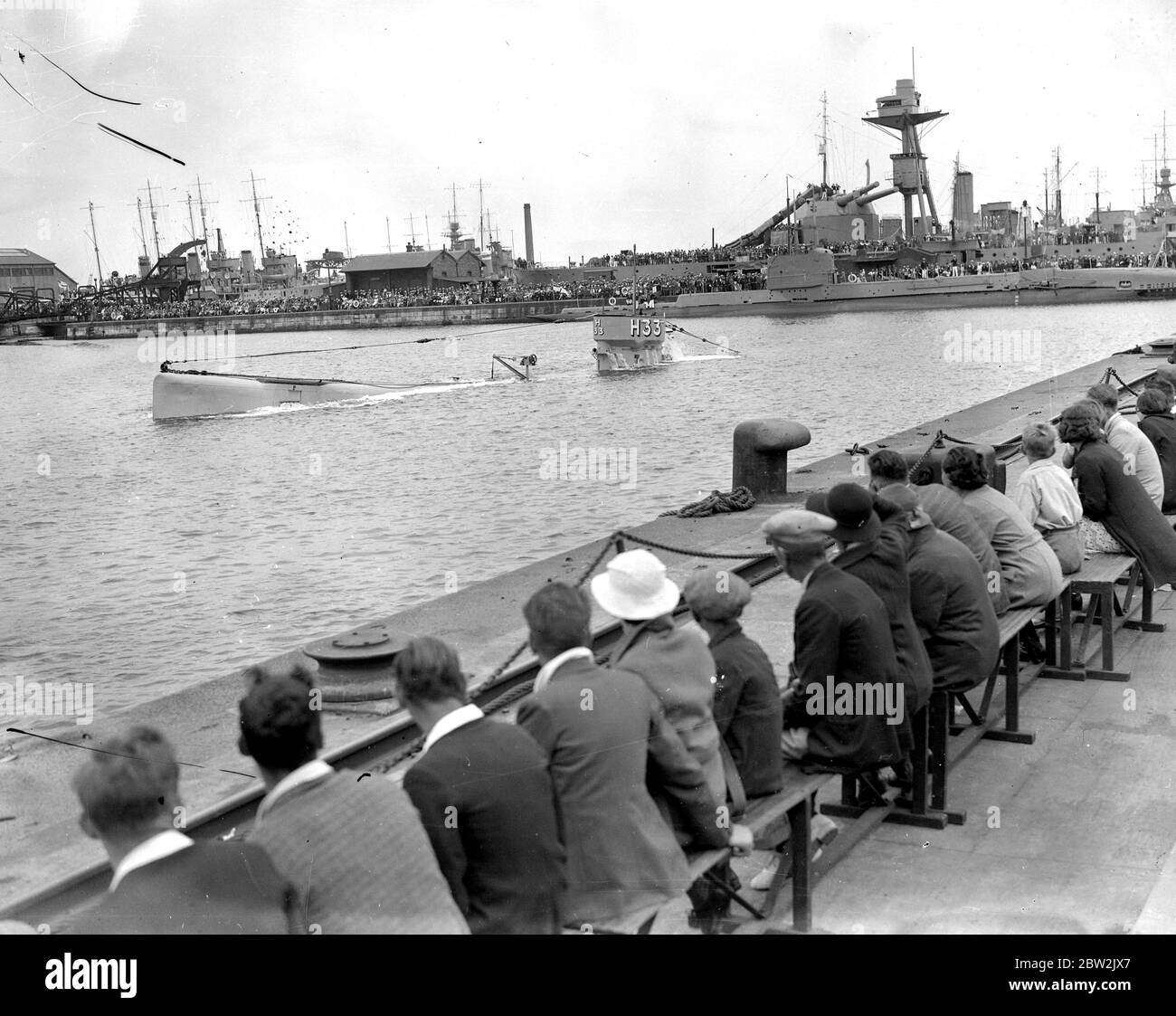 Chatham Navy Week. Sottomarino britannico della Marina reale HMS H33. Dietro c'è un altro sottomarino (sconosciuto). 1935 Foto Stock