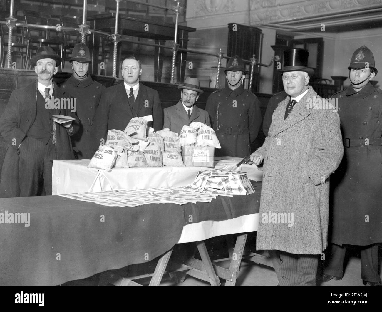 La nuova Tabernacolo Malato e la Società Providente si dividono alla sede centrale di City Road. Sig. Percey Rockliffe (cappello di seta) Segretario di Stato. 15 dicembre 1932 Foto Stock