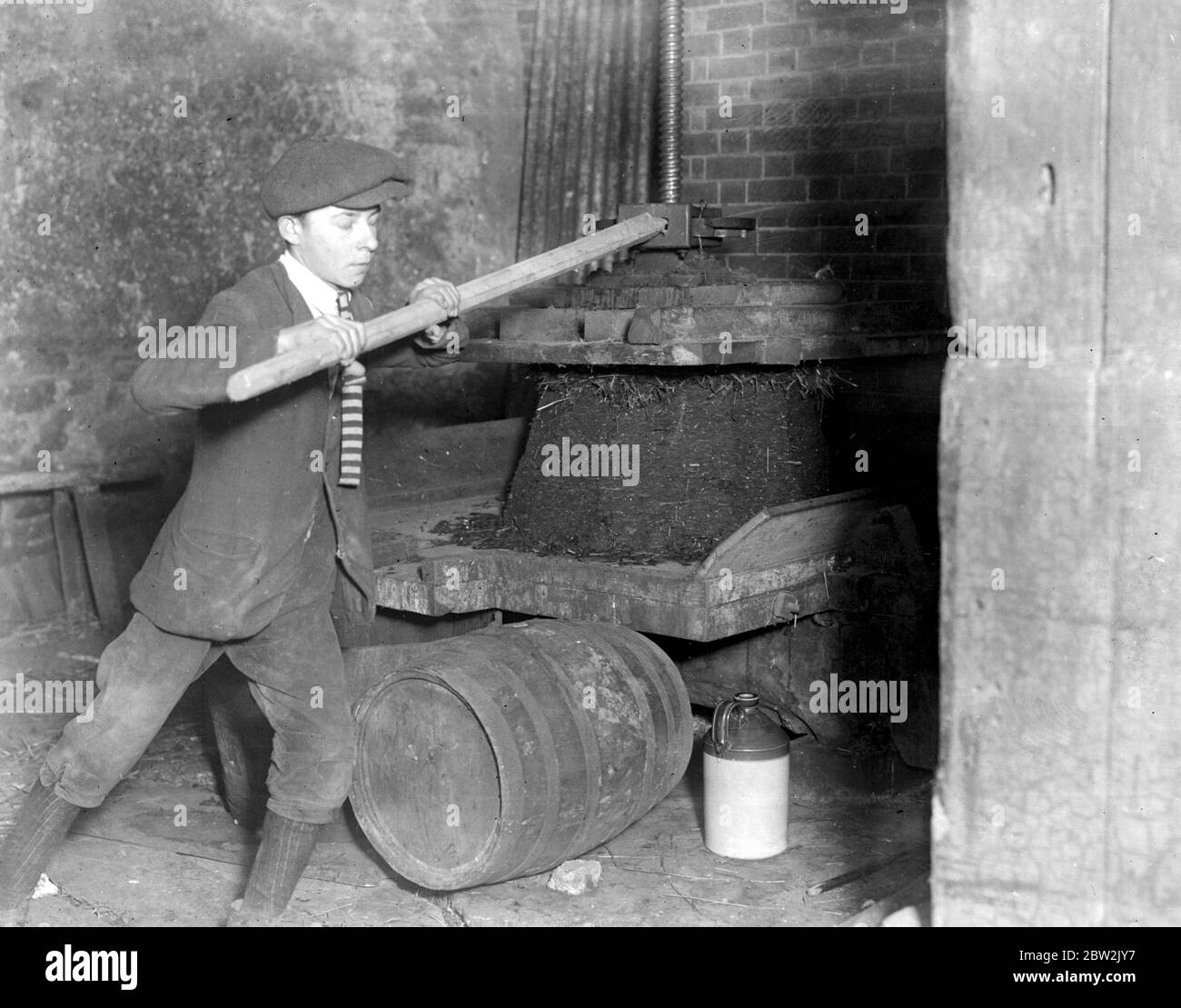 Produzione di sidro nel Devonshire . La pressa a mano vecchio stile . 5 novembre 1922 Foto Stock