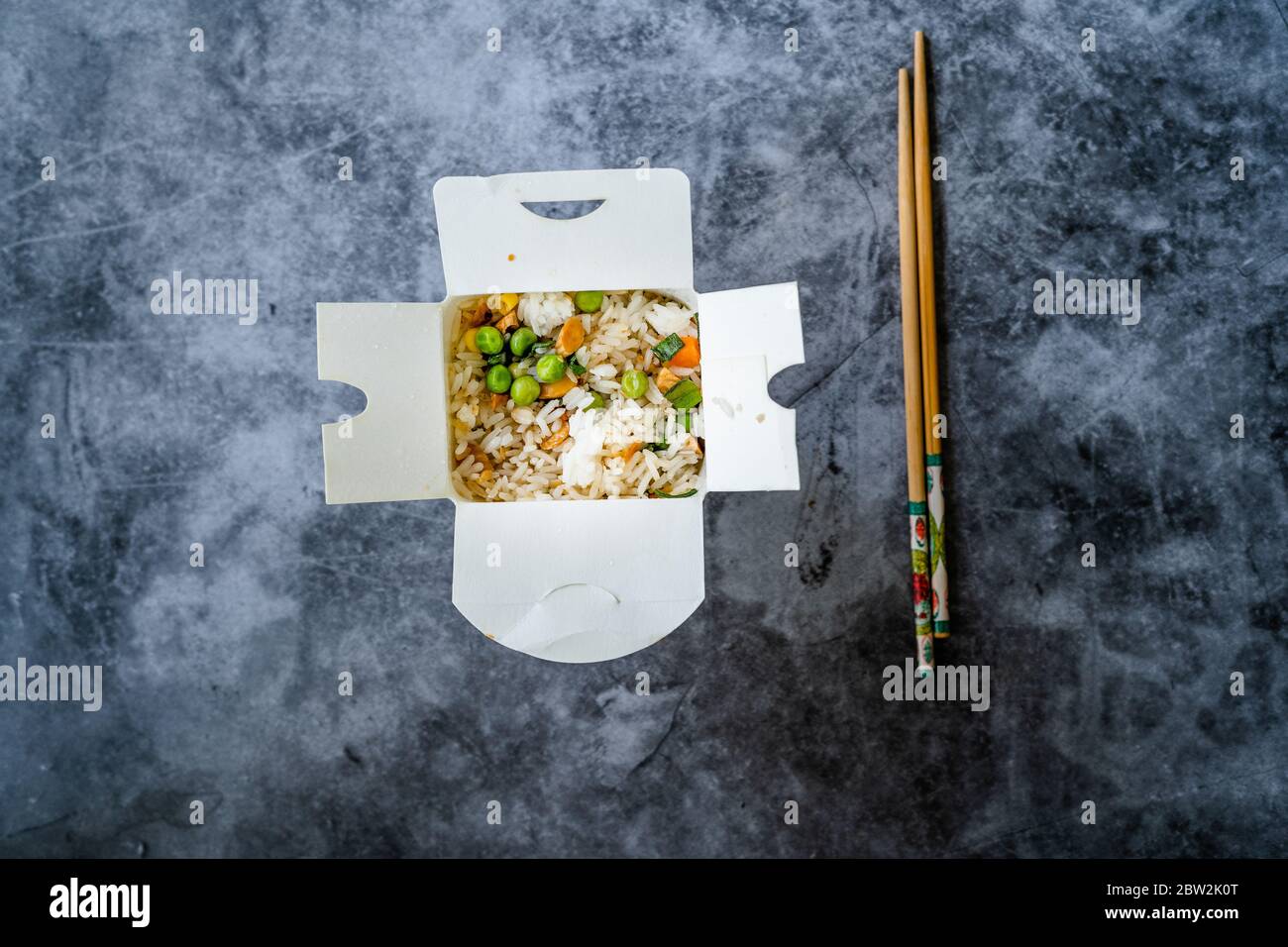 Prendi il riso cinese con i piselli verdi e le mandorle in un contenitore  di plastica e i bastoncini di pollo/cibo di strada. Cibo tradizionale Foto  stock - Alamy