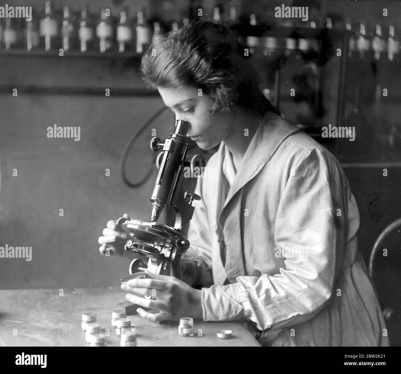 Acquisizione del commercio tedesco di coloranti (London Dye Manufacturing Co). Esame microscopico dei cristalli di colur. 13 novembre 1920 Foto Stock