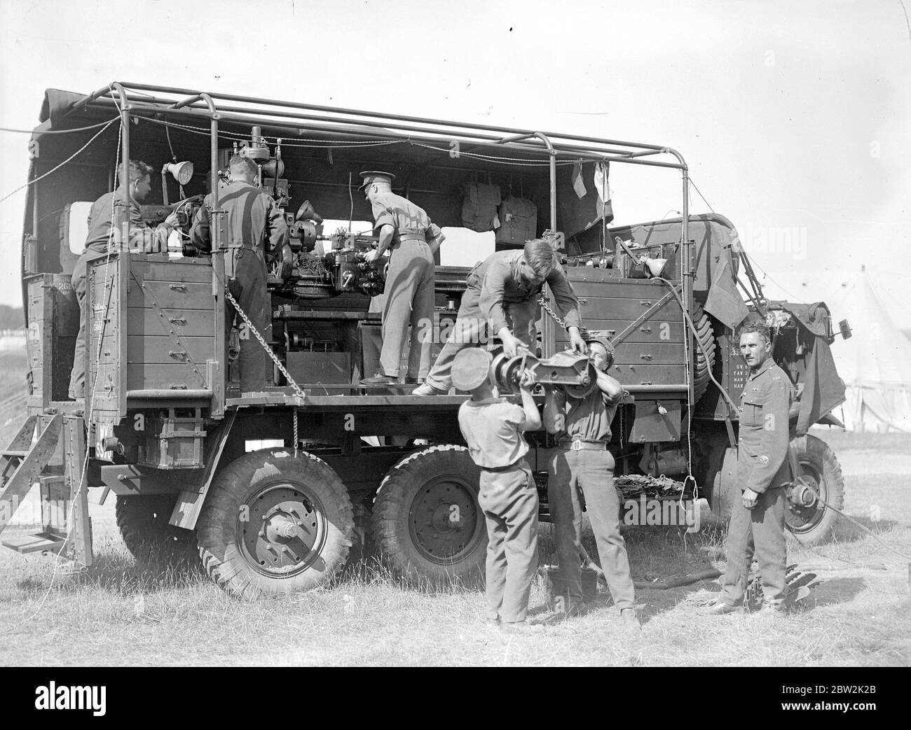 1 ° brigata blindata campo di servizio camion aiutare il nucleo, sulla pianura di Salisbury, durante un periodo di riposo 20 agosto 1935 Foto Stock