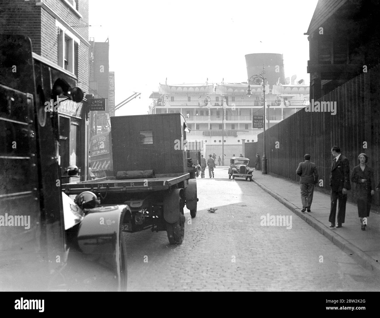 Nave passando per strada. Scena stradale. 1934 Foto Stock