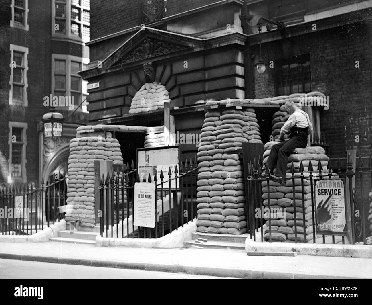 Crisi di guerra, 1939. Sacchi di sabbia alla stazione di polizia di Cloak Lane. 29 agosto 1939 Foto Stock