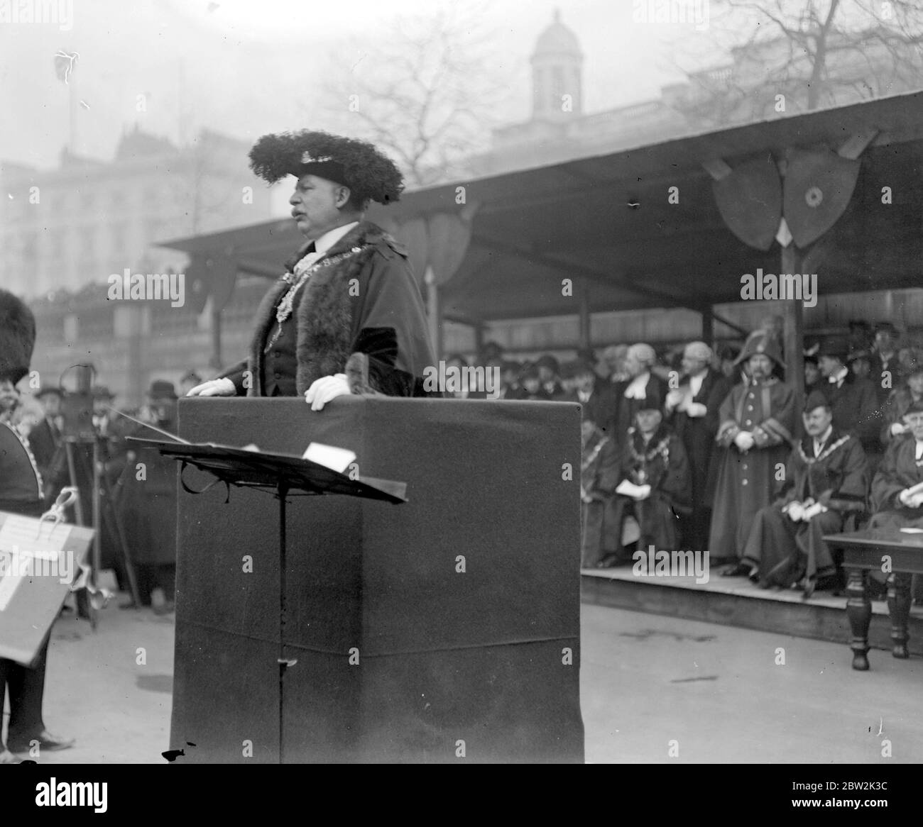 Incontro di prestito della Grande Guerra in Trafalgar Square. Il sindaco di Lord si rivolge alla folla. (Sir William Dunn) 15 febbraio 1917 Foto Stock