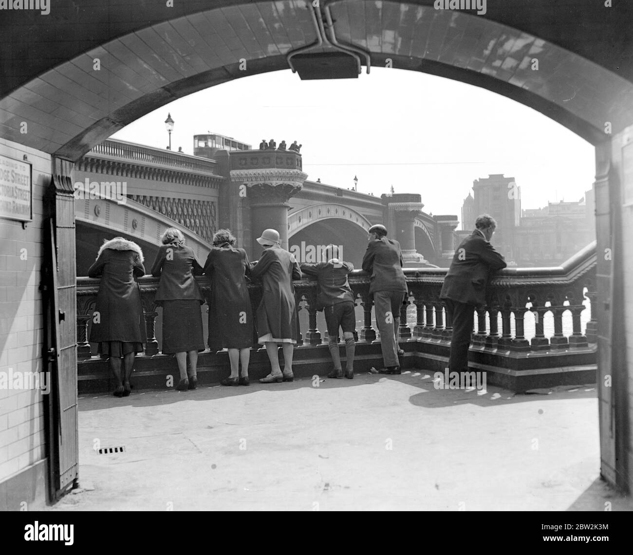 Una vista inconsueta del Ponte di Blackfriars, come visto dalla metropolitana. 18 agosto 1932 Foto Stock