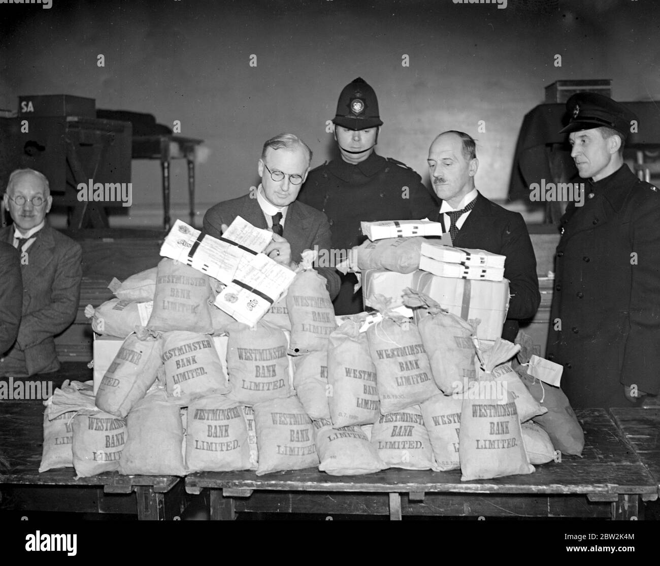 Broadway Congregational Societies 72,000 Â£condividere. Signor E. Muncaster (contabile) (sinistra) e il signor E.J.B. Spiearing (Segretario) con i Â£72.000. 15 dicembre 1938 Foto Stock