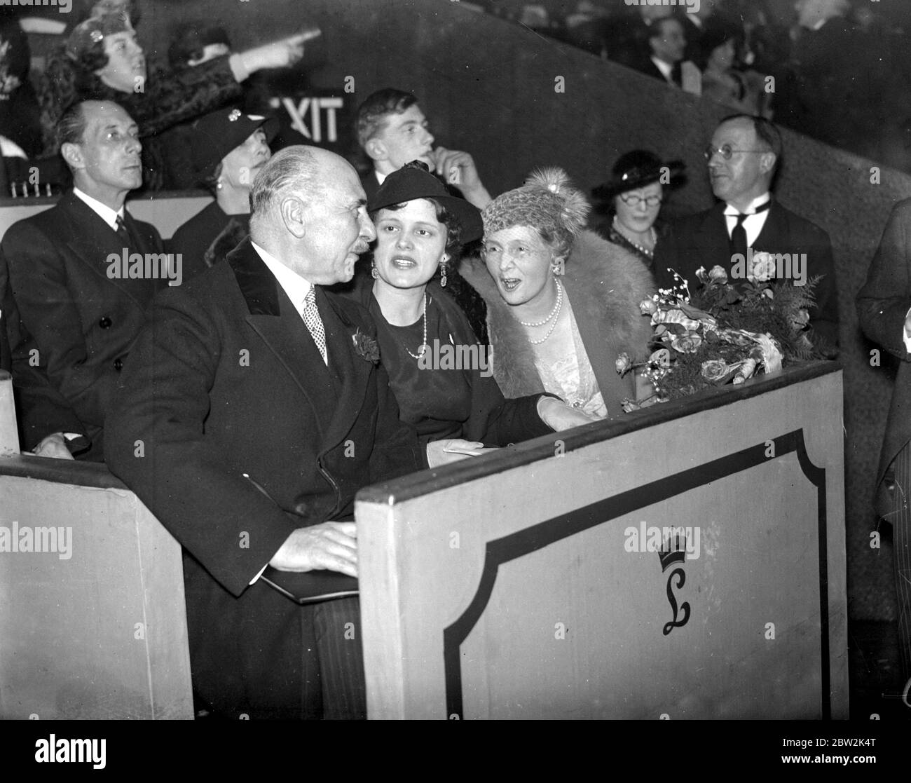 Giorno di apertura del Circo di Bertram Mills a Olympia. Conte di Athlone, Baronessa Doernberg e Principessa Alice Contessa di Athlone. 1934 Foto Stock