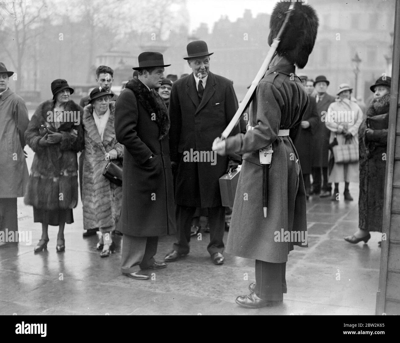 Investitura a Buckingham Palace. Il sig. Randolph Churchill e il sig. Sir George Penny. 18 febbraio 1936 Foto Stock