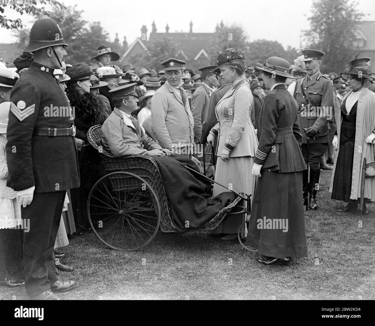 Visita reale a Bedford. Le loro Maestà parlano con i soldati feriti alla Bedford School. 27 giugno 1918. Foto Stock