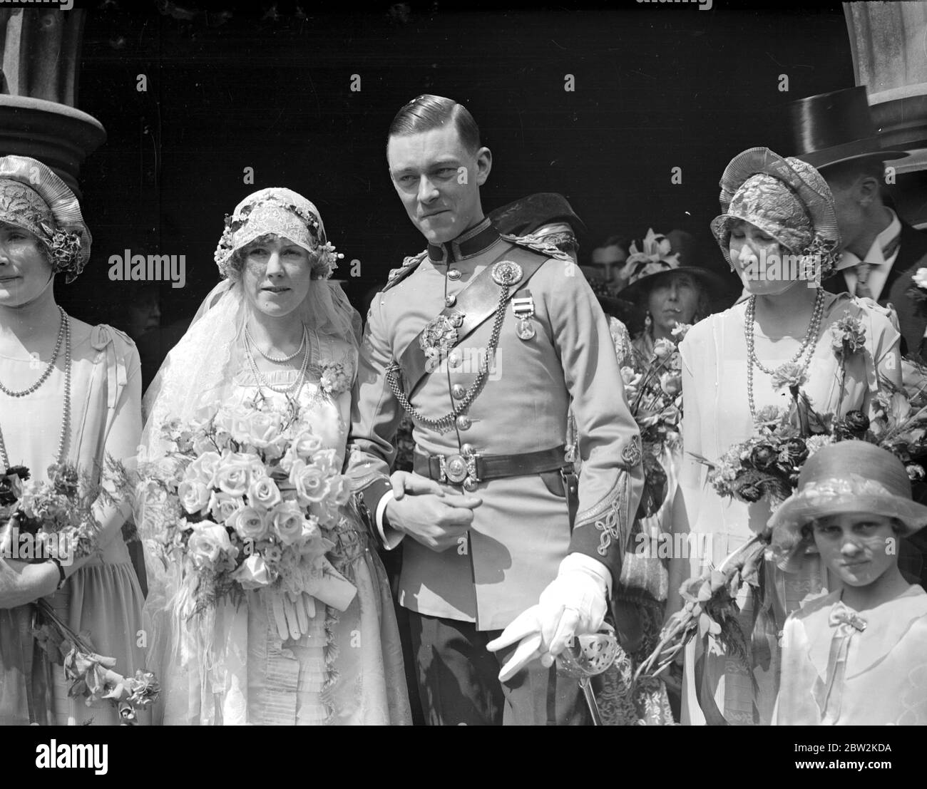 Matrimonio del signor A.C.E. West, 10th Baluch Regiment, e Miss Mabella Lyall Reynolds, a St Paul's, East Molesey. 18 giugno 1927 Foto Stock