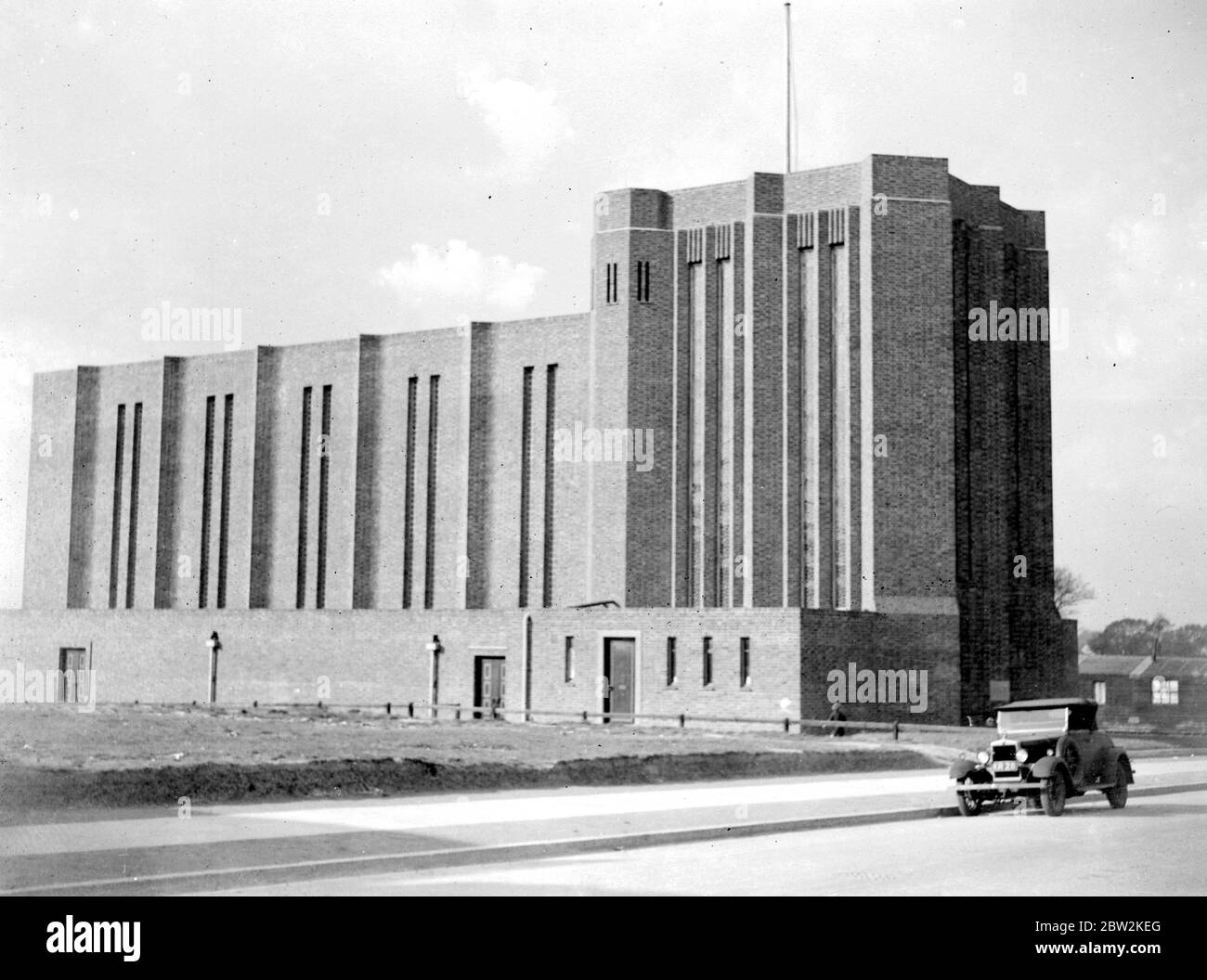 In auto, passando accanto alla chiesa di San Salvatore a Eltham, Kent. 1934 Foto Stock