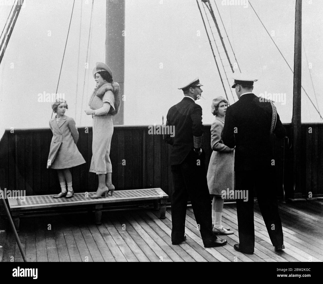 Il tour reale del Canada e degli Stati Uniti, effettuato dal re George VI e dalla regina Elisabetta, 1939 al largo di Yarmouth, Isola di Wight, le Principesse furono trasferite dalla Royal Barge dal Kempenfel al liner, Imperatrice di Gran Bretagna sono visti con il re e la regina e un ufficiale navale sul liner . Foto Stock