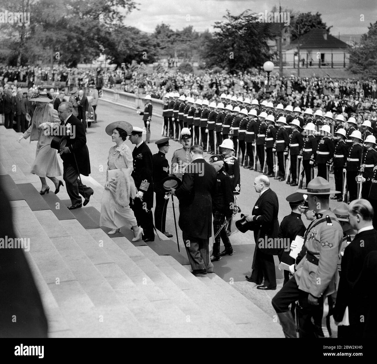 Il giro reale del Canada e degli Stati Uniti da re George VI e dalla regina Elizabeth, 1939 tempo glorioso ha salutato il re, che indossa l'uniforme navale e la regina mentre sono arrivati al palazzo legislativo , Victoria , Columbia Britannica , una città dei fiori e dei giardini . Foto Stock