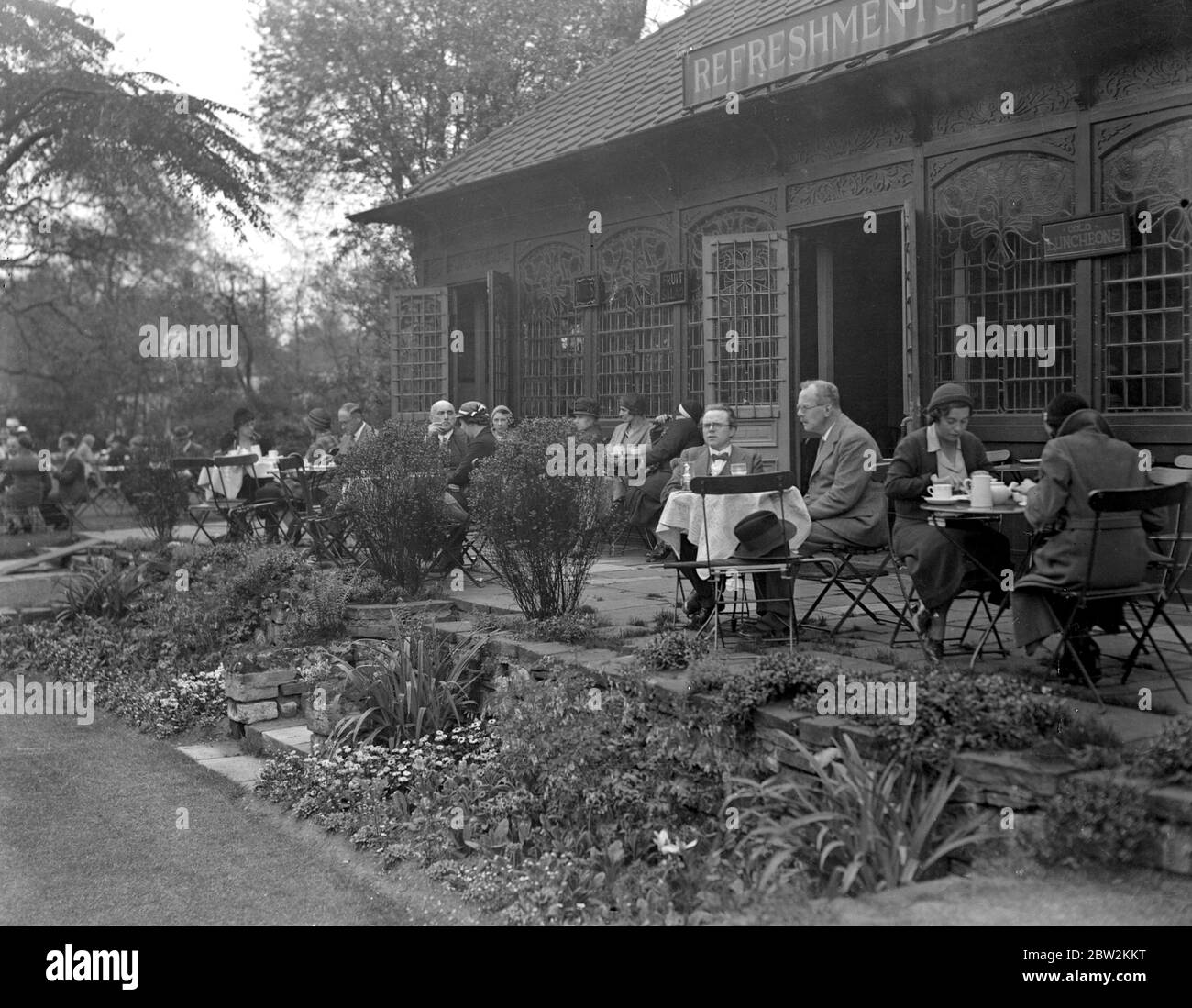 Embankment Gardens, Charing Cross, dove i londinesi sono in grado di prendere i pasti all'aperto in condizioni ideali. 18 maggio 1932 Foto Stock