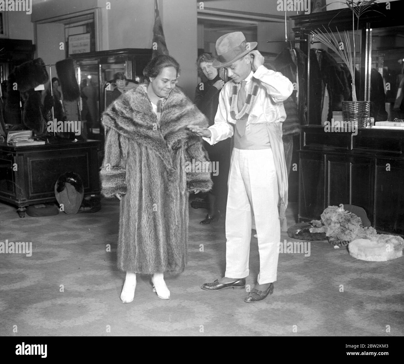 Hawaiani a Londra. Negozi di Hawians a Selfridge's. Il signor Kamaki Pahu è terribile se può aford comprare il cappotto di pelliccia. 1921 Foto Stock