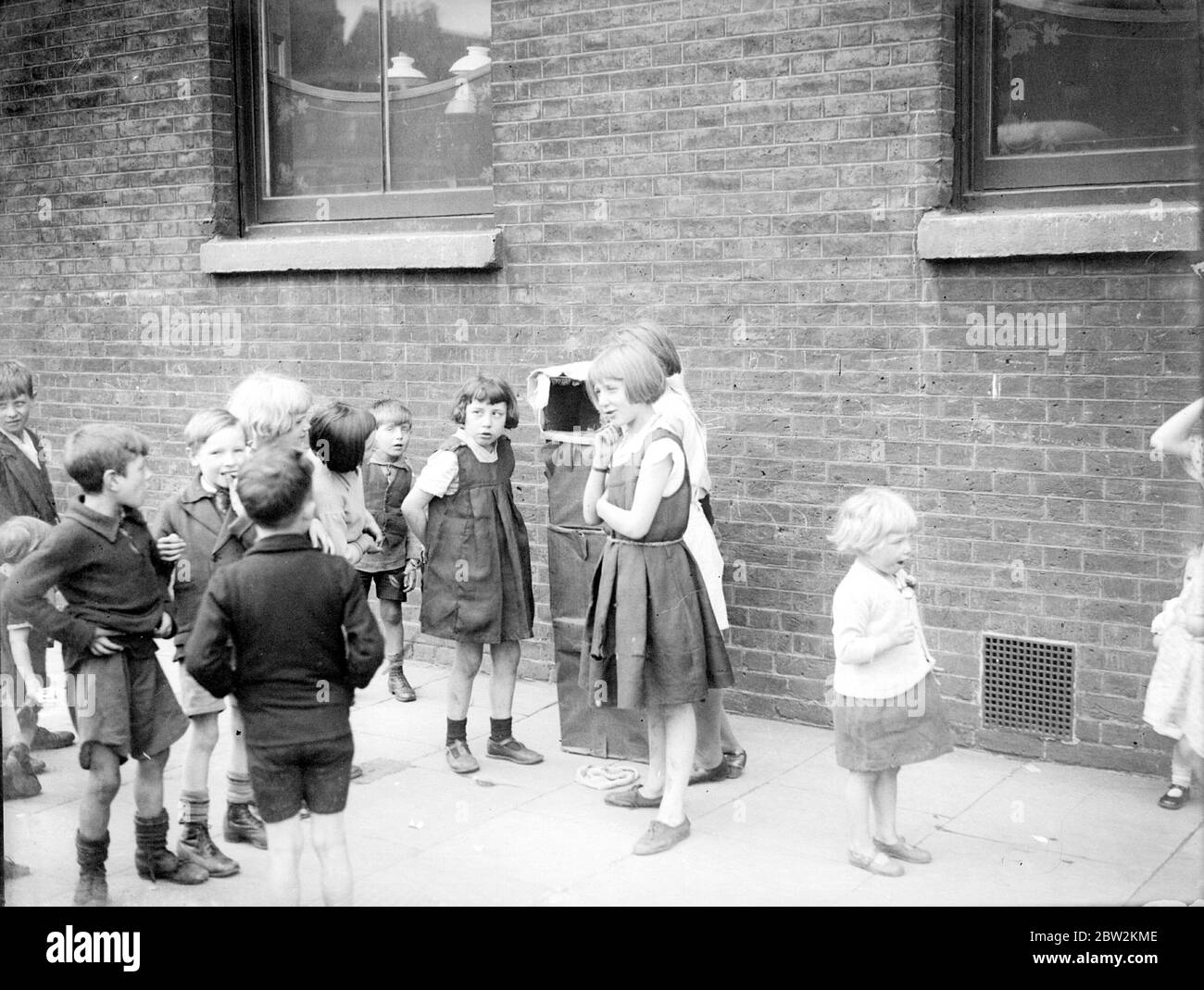 Bambini in un teatro di burattini fatto in casa. Foto Stock